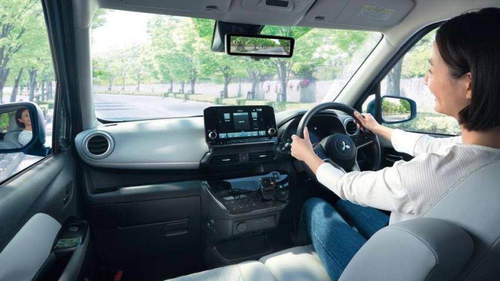 Khoang nội thất được trang bị màn hình thông tin giải trí kích thước 7 hoặc 9 inch