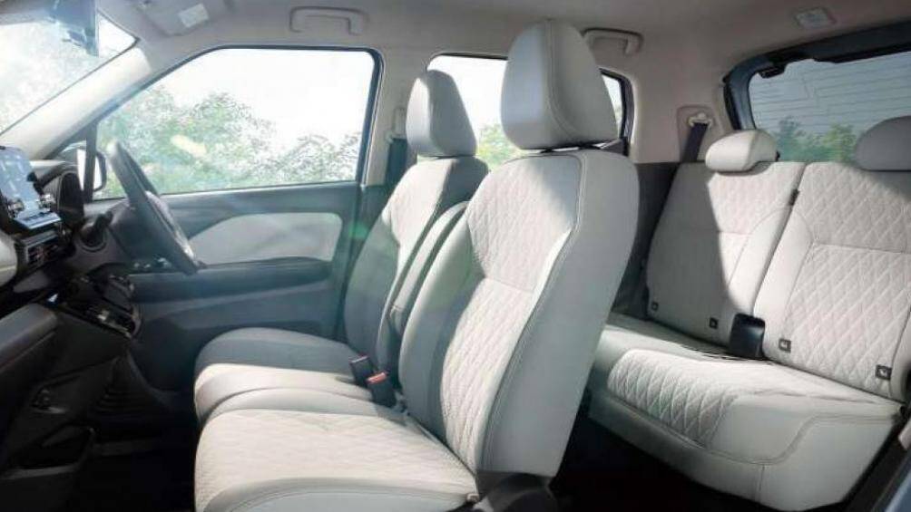 Trang bị an toàn trên xe gồm hệ thống phanh khẩn cấp tự động, cảnh báo và hỗ trợ chệch làn đường, đèn chiếu xa tự động, ABS, EBD, 7 túi khí...