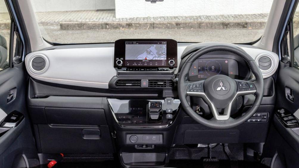 Cụm pin cấp năng lượng cho động cơ điện MM48, đi kèm hệ dẫn động cầu trước có công suất tối đa 63 mã lực và mô-men xoắn cực đại 195 Nm