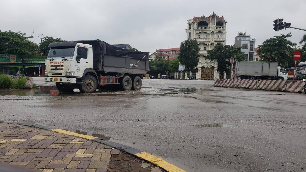 Đại diện Đội CSGT Công an huyện Cẩm Giàng  và Trạm CSGT Ba Hàng cho hay: "Nhận được phản ánh, đơn vị sẽ kiểm tra, xử lý nghiêm".