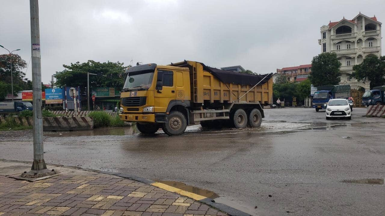 Mỗi ngày, có đến hàng chục, thậm chí hàng trăm lượt xe tải trọng lớn chở đầy vật liệu xây dựng chạy qua khu vực ngã tư KCN Đại An.