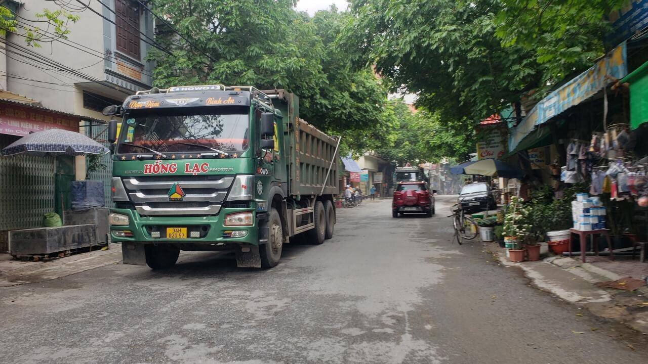 Ở huyện Bình Giang (tỉnh Hải Dương), mặc dù là khu vực đông dân cư, 2 bên đường có hoạt động buôn bán của người dân nhưng các xe chạy với tốc độ nhanh, đồng thời luôn kéo theo bụi bẩn.