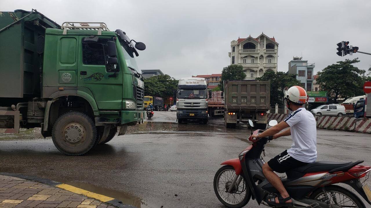 Đáng chú ý, tại khu vực ngã tư KCN Đại An có lưu lượng người tham gia giao thông rất lớn. Việc các xe tải thành thùng cao chở đầy ắp vật liệu xây dựng với tần suất dày đặc hoạt động khiến tình trạng giao thông nơi đây thêm phức tạp, nguy cơ mất ATGT cao.