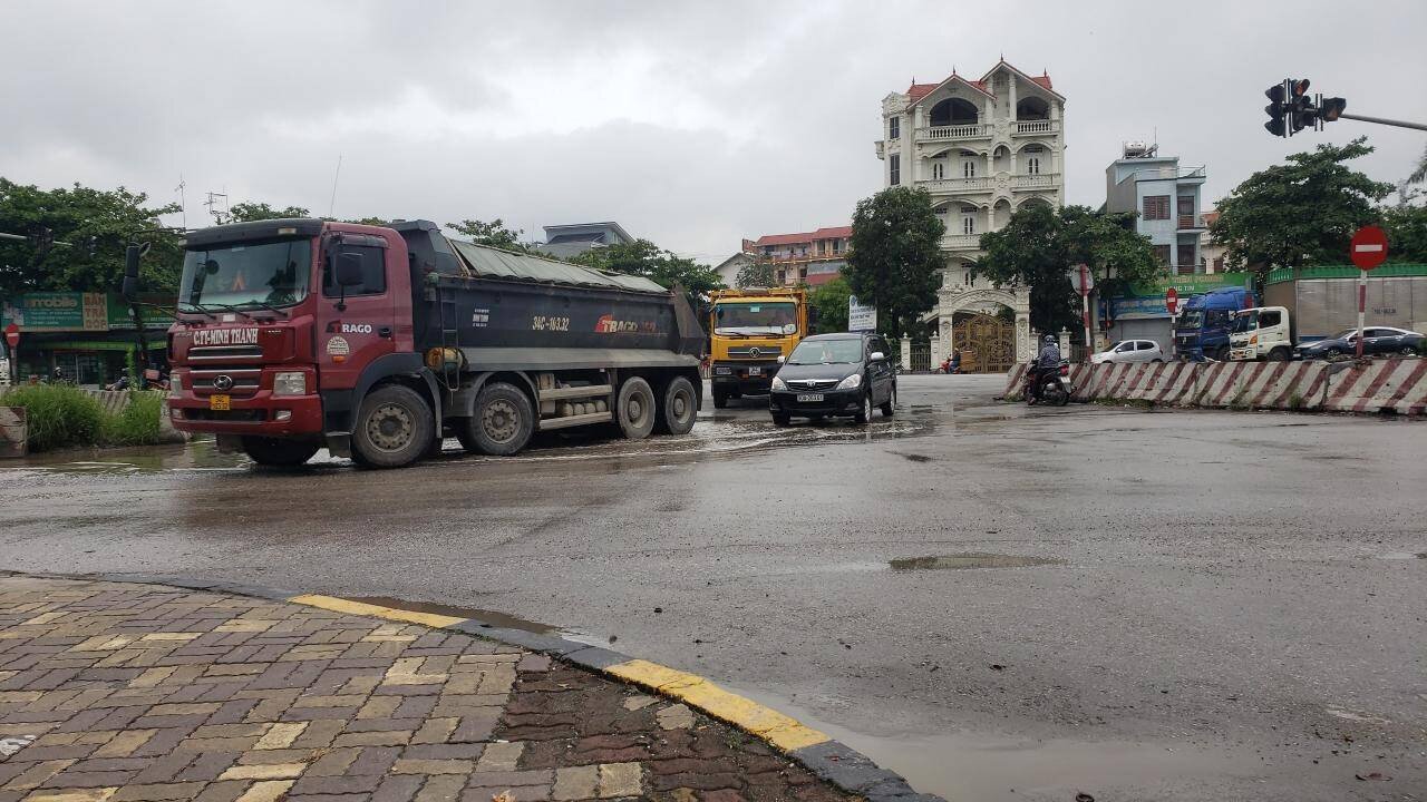 Trong những ngày cuối tháng 5 và đầu tháng 6, PV Báo Giao thông liên tục ghi nhận tình trạng các đoàn xe tải trọng lớn, có dấu hiệu chở vật liệu xây dựng quá tải nhưng không che chắn cẩn thận hoạt động liên tục trên và trong đường gom QL5 đoạn khu vực ngã tư KCN Đại An.