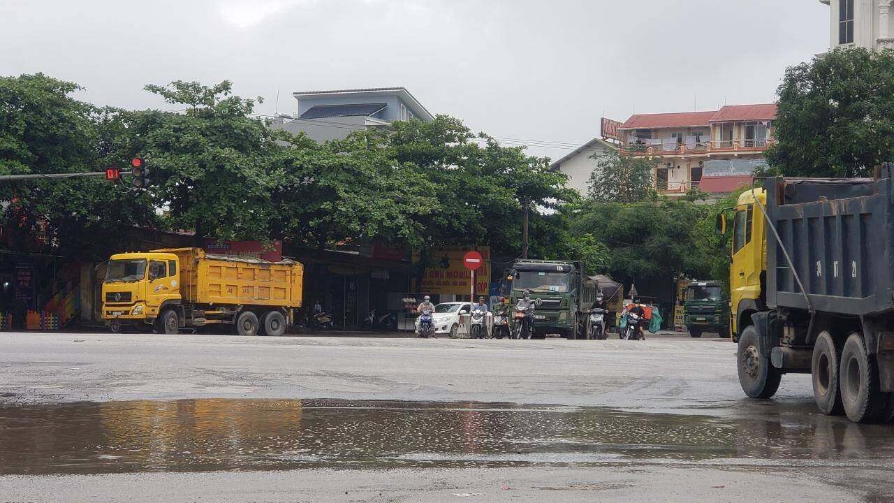 "Mật độ giao thông ở khu vực này rất lớn nên việc các xe tải trọng lớn hoạt động liên tục, lại chở quá tải thì sẽ vô cùng nguy hiểm, gây ô nhiễm môi trường, làm hư hỏng đường sá", anh Trần Mạnh, công nhân trong KCN Đại An cho biết.