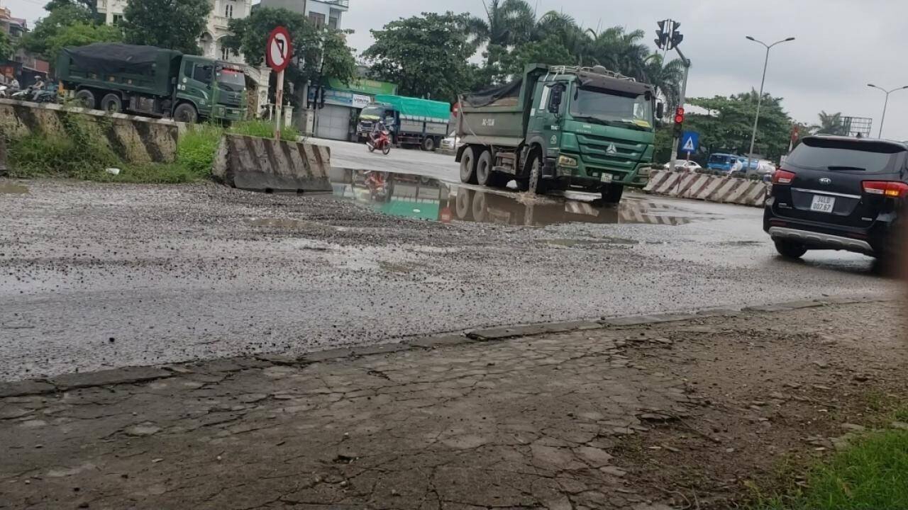 Sau khi ghi nhận tình trạng xe có dấu hiệu chở quá tải hoạt động liên tục, PV Báo Giao thông đã liên hệ phản ánh sự việc với các cơ quan chức năng như Đội CSGT Công an huyện Cẩm Giàng, Trạm CSGT Ba Hàng.