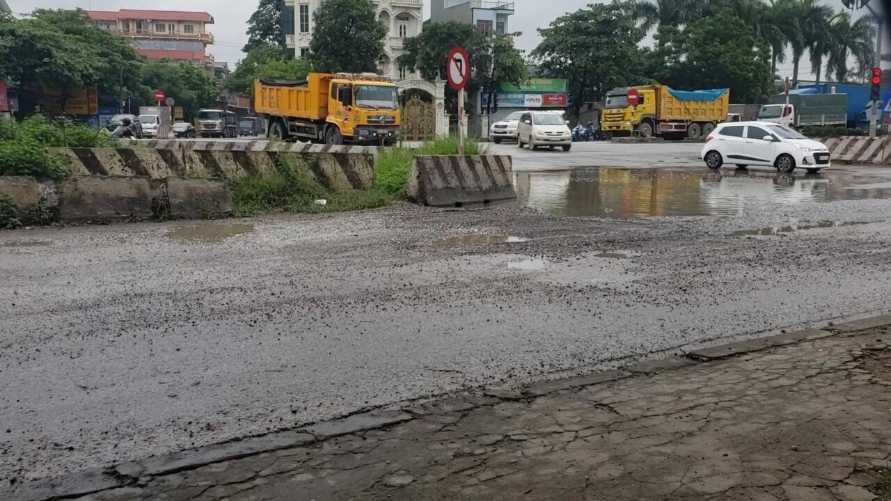 Đoạn đường nát nhừ, lầy lội vì nhiều xe tải trọng lớn qua lại.