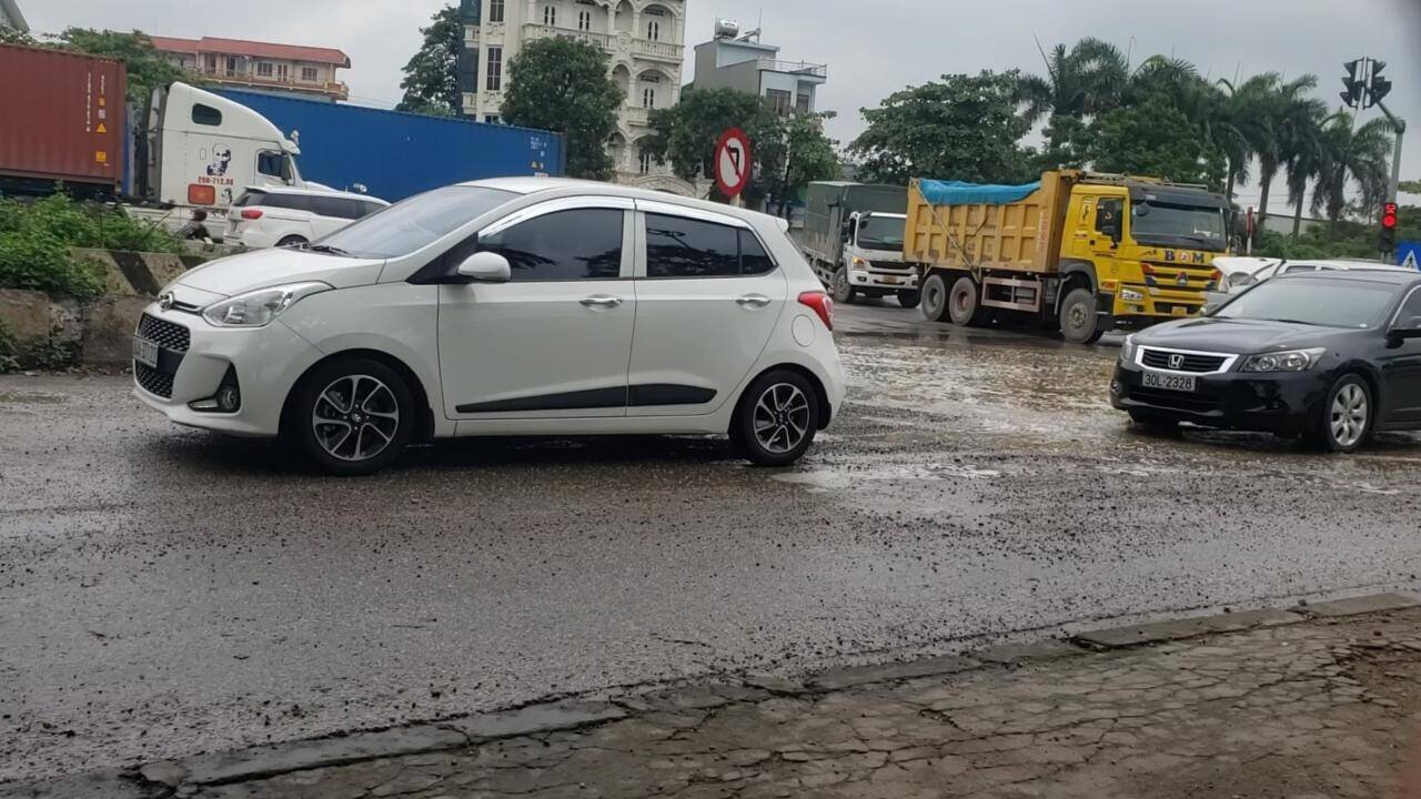 Theo ghi nhận, nhiều xe tải trọng lớn di chuyển từ khu vực gần trạm dừng nghỉ 559 đi QL5 đến khu vực ngã tư KCN Đại An thì di chuyển vào đường gom QL5. Ngoài ra, còn có xe từ khu vực ở huyện Cẩm Giàng, đi qua đường QL5 rồi rẽ vào đường gom và cùng hướng về huyện Bình Giang.