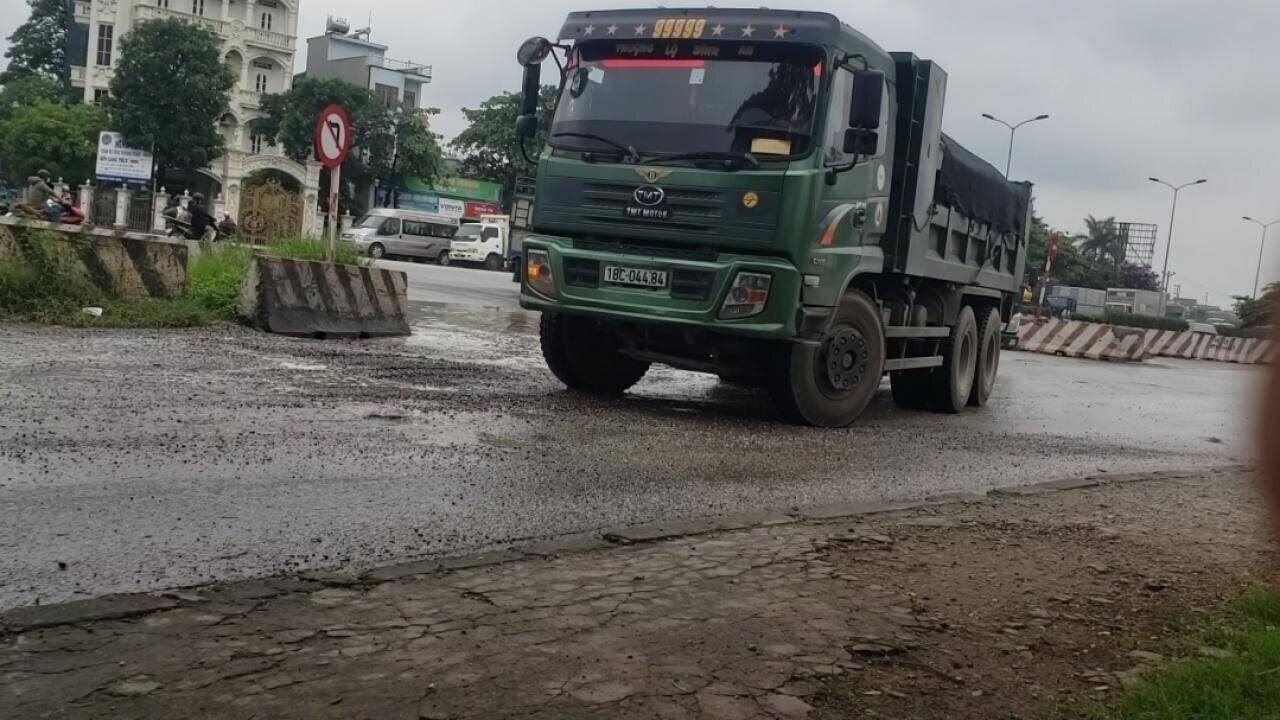 Hậu quả của việc các xe tải trọng lớn này chạy qua khiến vật liệu xây dựng rơi vãi ra đường. Khi ngày mưa thì vô cùng bẩn, ngày nắng thì bụi bay mù mịt.