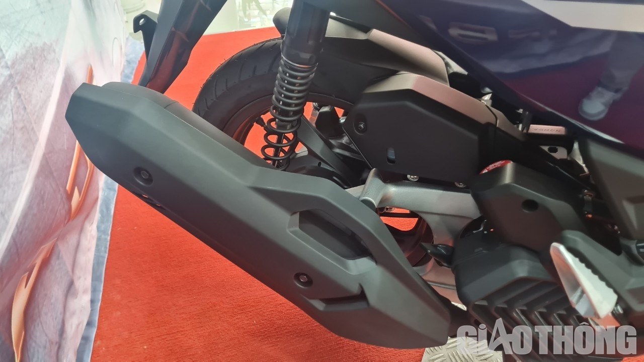 Thiết kế và phần tem xe được tinh chỉnh và phối lại màu giúp chiếc xe trông thể thao hơn