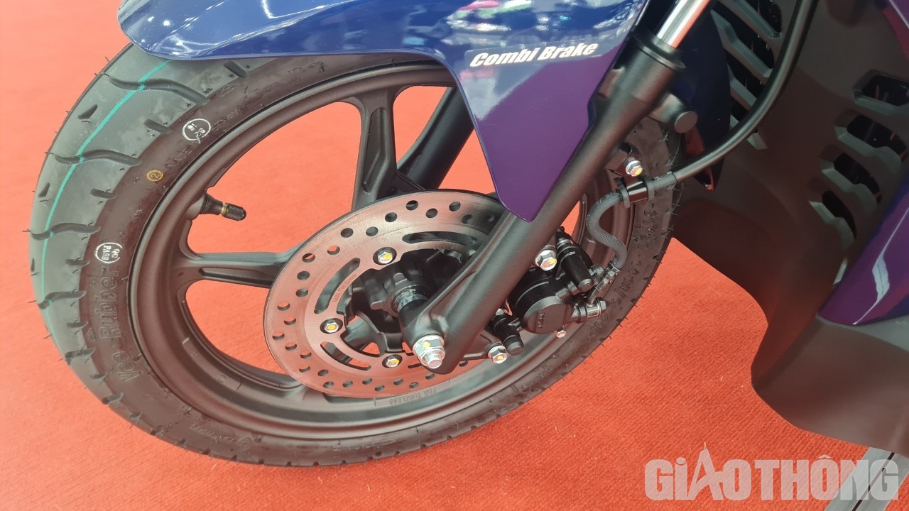 Air Blade 2022 tiếp tục duy trì hệ thống chống bó cứng phanh (ABS) cho bánh trước trên phiên bản 160cc và phanh kết hợp (CBS) trên phiên bản 125cc