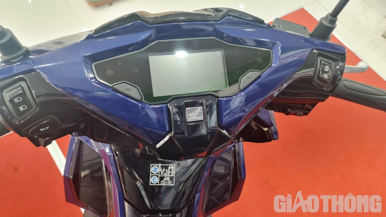 Mặt đồng hồ LCD kỹ thuật số mạng lại thiết kế hiện đại, gọn gàng và tăng khả năng hiển thị, giúp người dùng dễ dàng quan sát