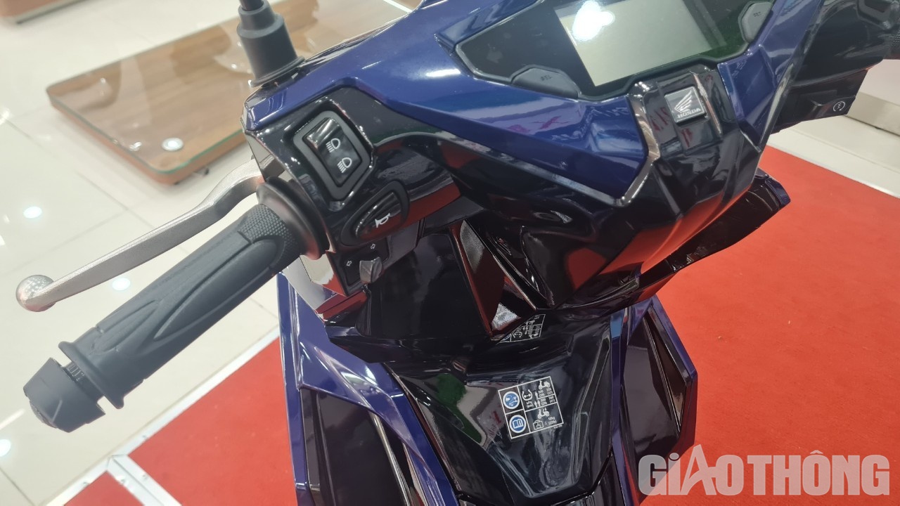 Air Blade mới được trang bị cổng sạc USB kèm nắp chống nước với dòng điện đầu ra 2,1A giúp việc sạc điện thoại được nhanh chóng