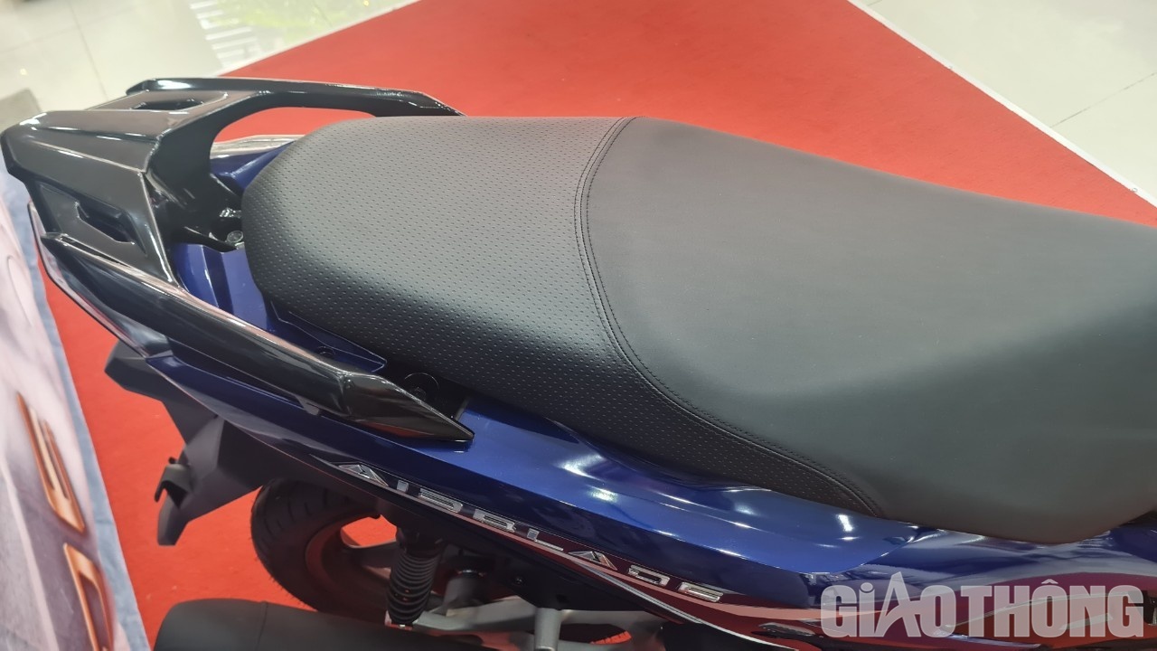 Đặc biệt, Air Blade 160 nổi bật hơn với tấm chắn gió phía trước, yên xe hai tông màu và tiết diện xe lớn hơn