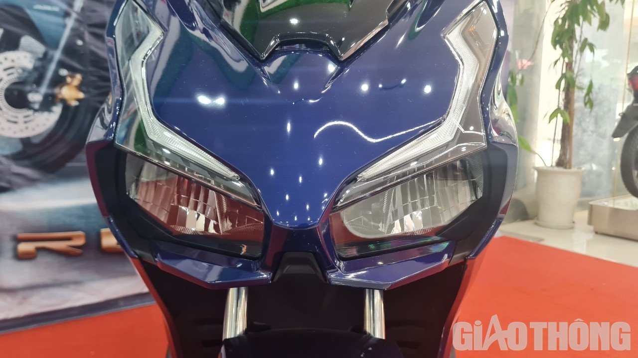 Air Blade 160 sử dụng đèn định vị LED cỡ lớn với thiết kế đèn trước được mô phỏng theo những mẫu xe phân khối lớn của Honda
