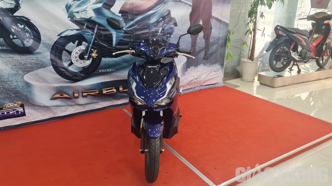 Sau khi ra mắt được 2 tuần, Honda Air Blade 160 2022 bắt đầu được trưng bày tại đại lý