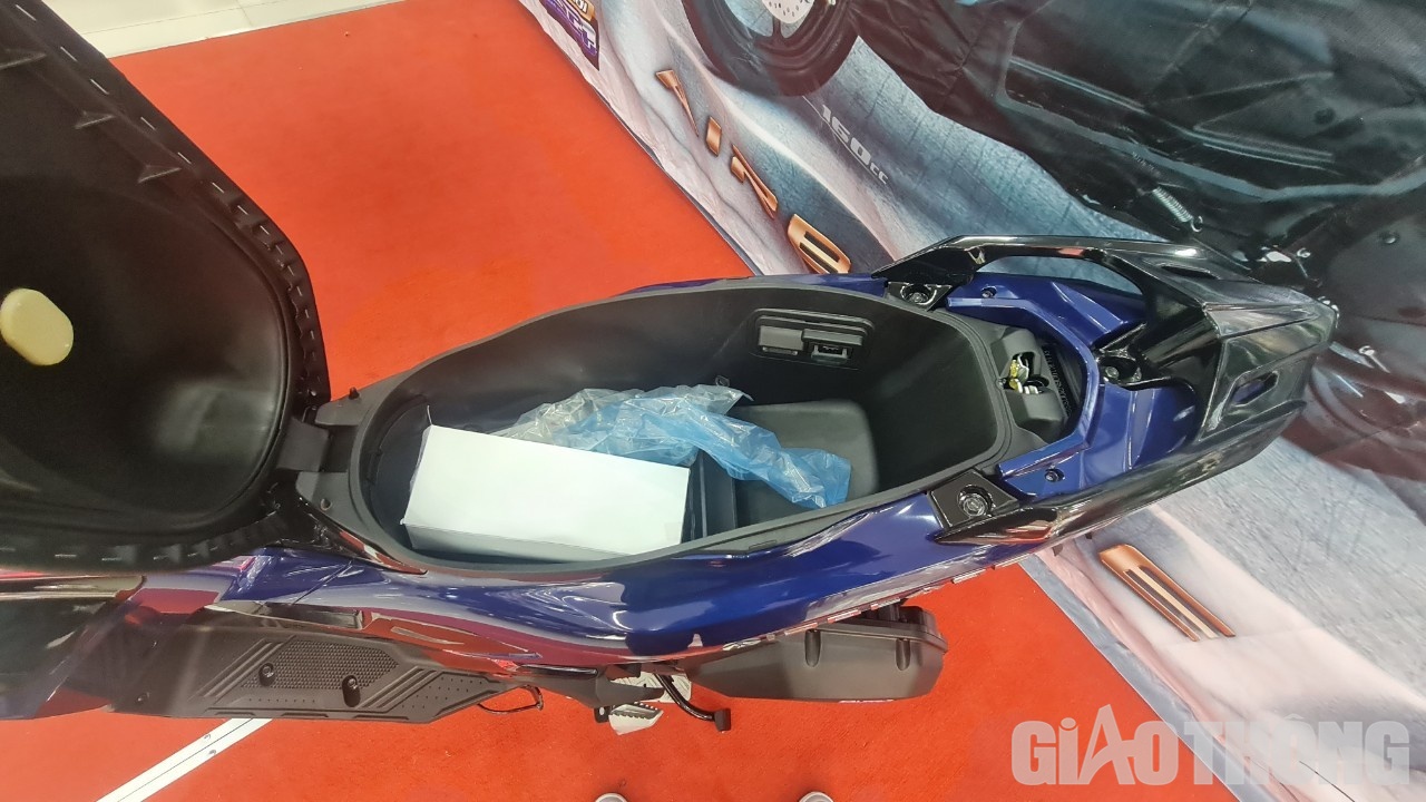 Hộp đựng đồ dung tích lớn 23,2 lít (rộng hơn 0,5 lít so với thế hệ trước). Thêm vào đó còn có đèn soi hộc đồ tiện lợi