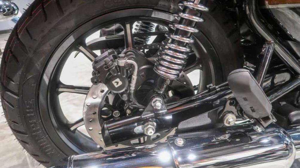 Hệ thống treo trước của Meteor 350 là loại phuộc lồng 41 mm, không tùy chỉnh, còn phía sau là bộ giảm xóc đôi với 6 nấc tùy chỉnh tải trước