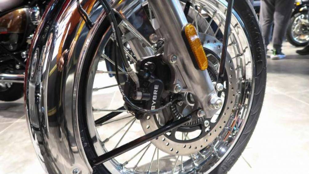 Phía trước là phanh đĩa đơn 280 mm với bộ đôi piston Bybre cùng với ABS (chống bó cứng phanh), trong khi bánh sau xe là bộ phanh trống