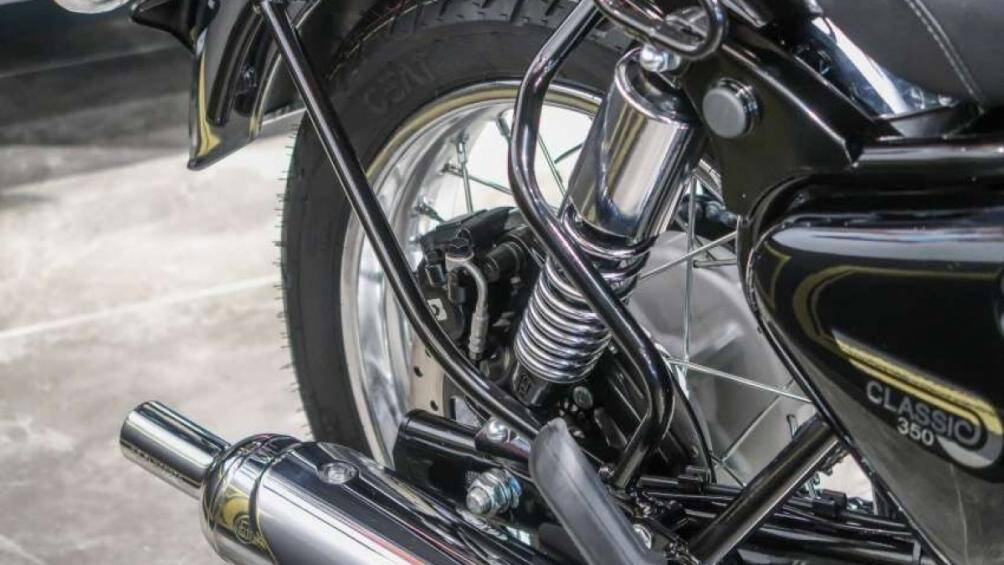 Hệ thống treo trước của Classic 350 là bộ phuộc lồng thông thường, còn ở phía sau là bộ giảm xóc đôi với 5 nấc tùy chỉnh tải trước