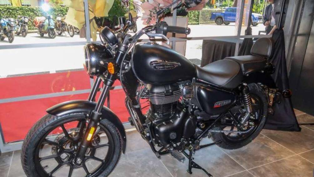 Trong khi đó, Meteor 350 mới có 3 phiên bản tùy chọn. Mẫu xe này có phong cách thiết kế kiểu xe hành trình với yên ngồi trũng thấp 760 mm