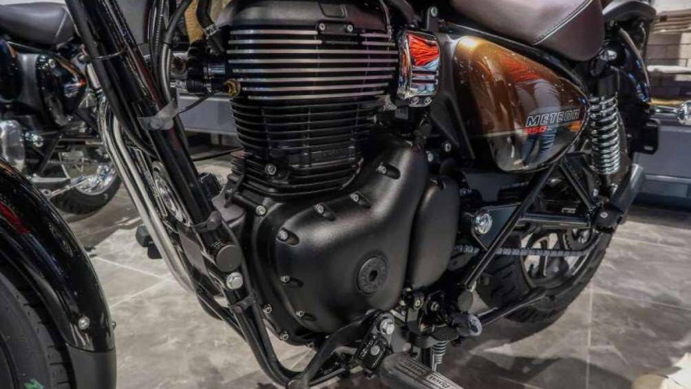 Động cơ xe loại J-Series, làm mát bằng dầu và không khí, thiết kế đơn xi lanh, dung tích 349cc, phun xăng điện tử EFI