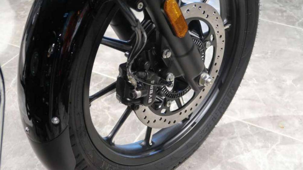 Hệ thống phanh bao gồm đĩa phanh thủy lực đơn, trong khi ABS hai kênh là trang bị tiêu chuẩn trên cả 2 bánh