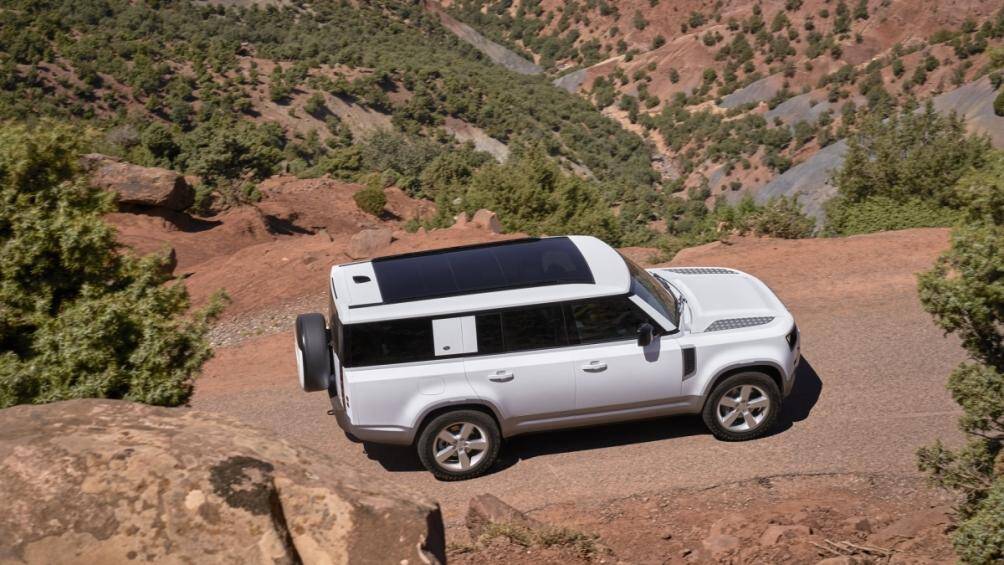 Phiên bản kéo dài của mẫu xe địa hình hạng sang Land Rover Defender chính thức ra mắt với tên gọi Defender 130