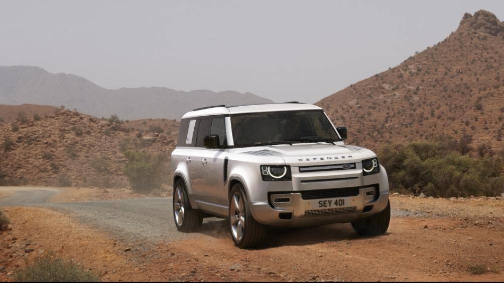 Không gian kéo dài của Defender 130 giúp chiếc SUV cỡ lớn có thể chở đến 8 người một cách thoải mái