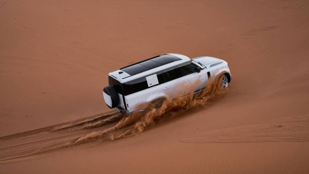 Về động cơ, Land Rover mang đến cho xe 3 tùy chọn động cơ gồm: Diesel Ingenium cùng hai động cơ xăng của phiên bản P300 và P400 Hybrid