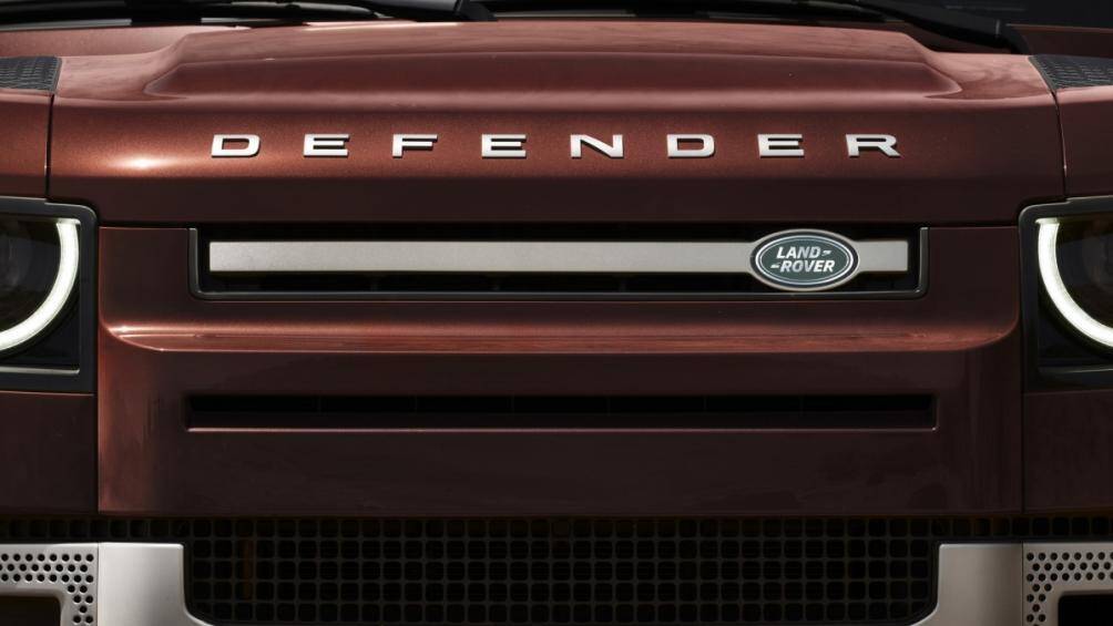 Land Rover Defender 130 tại thị trường Mỹ sẽ có giá khởi điểm từ 68.000 USD cho phiên bản P300. Xe sẽ có một màu sơn độc quyền là Sedona Red