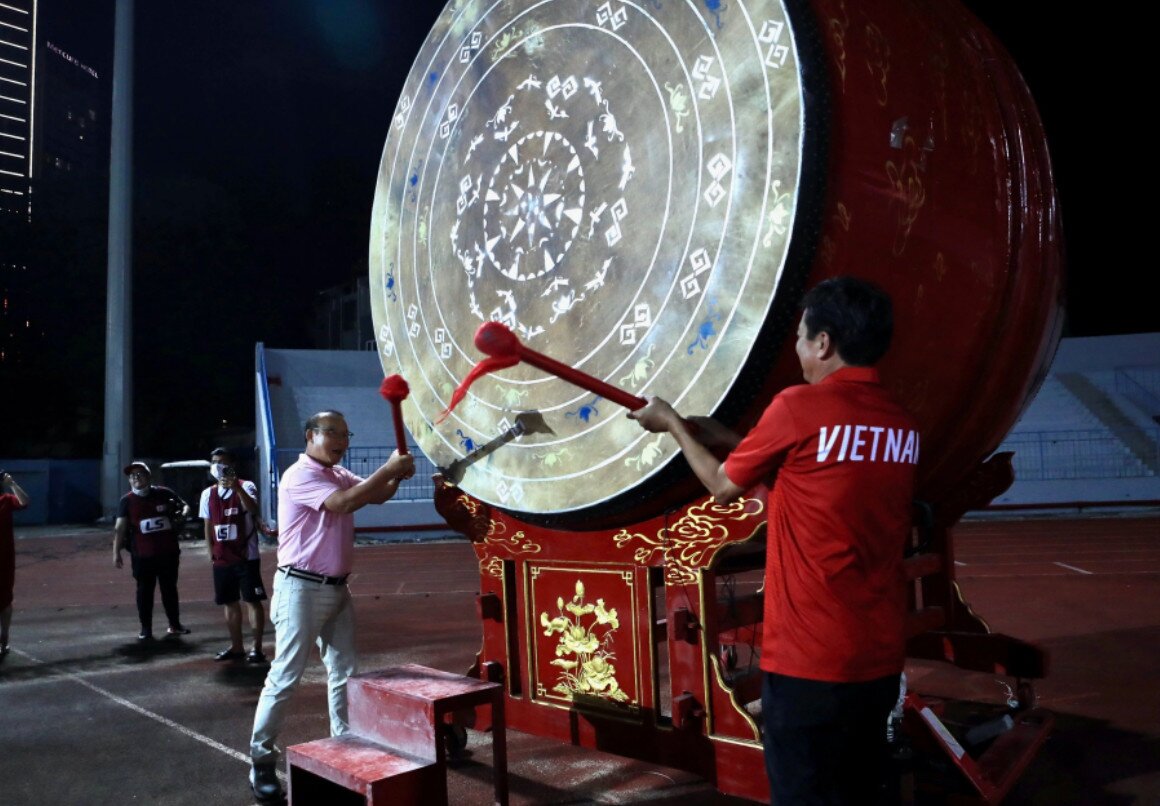 HLV Park và Chủ tịch CLB Hải Phòng Văn Trần Hoàn đánh trống khai mạc giải