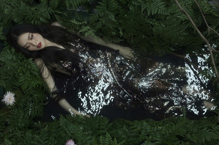 Tường San trong bộ đầm mang xu hướng gợi cảm, quyến rũ