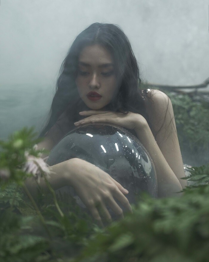 Được biết, cô đã ngâm mình trong nước hàng giờ đồng hồ để có được những hình ảnh đẹp