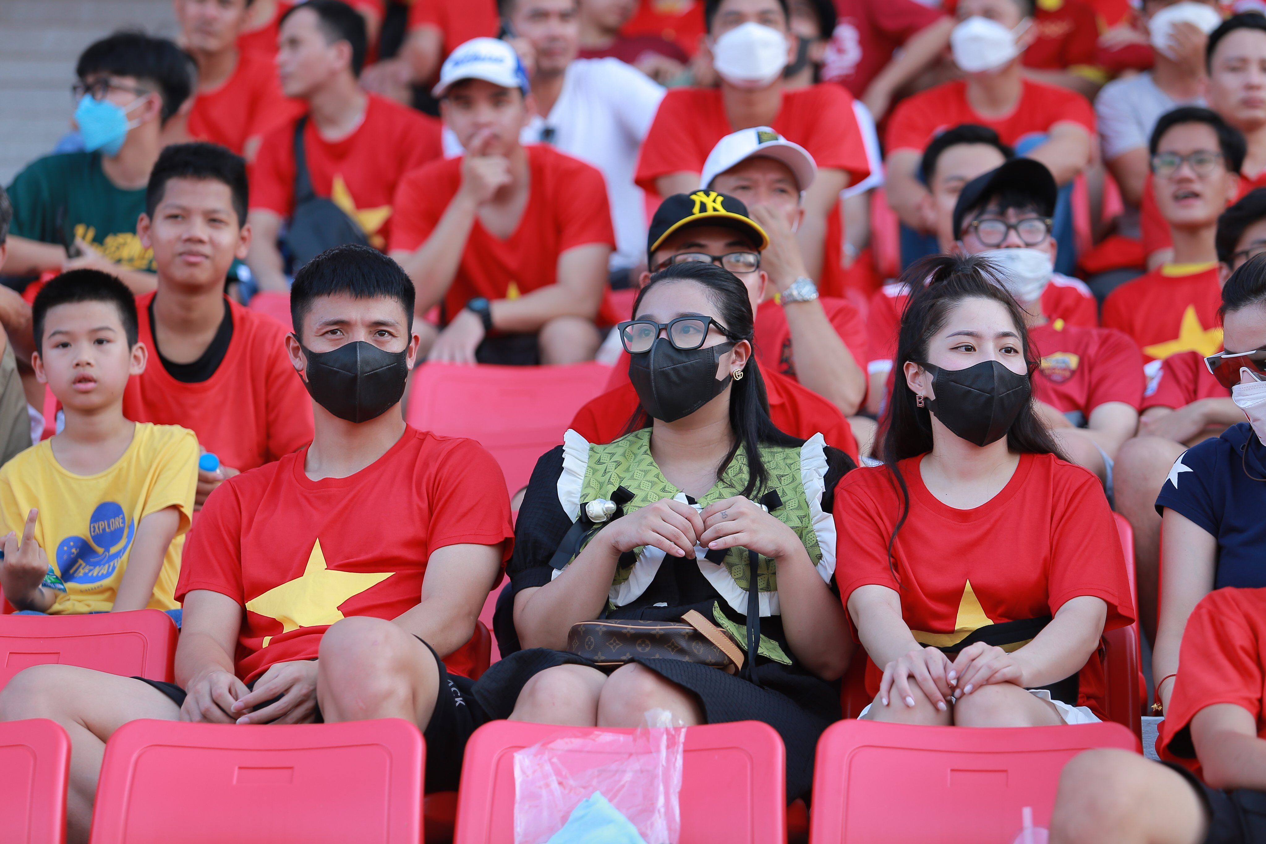 Khánh Linh, vợ Tiến Dũng đang mang bầu con thứ hai nên cô không thể mặc áo đỏ theo quy định