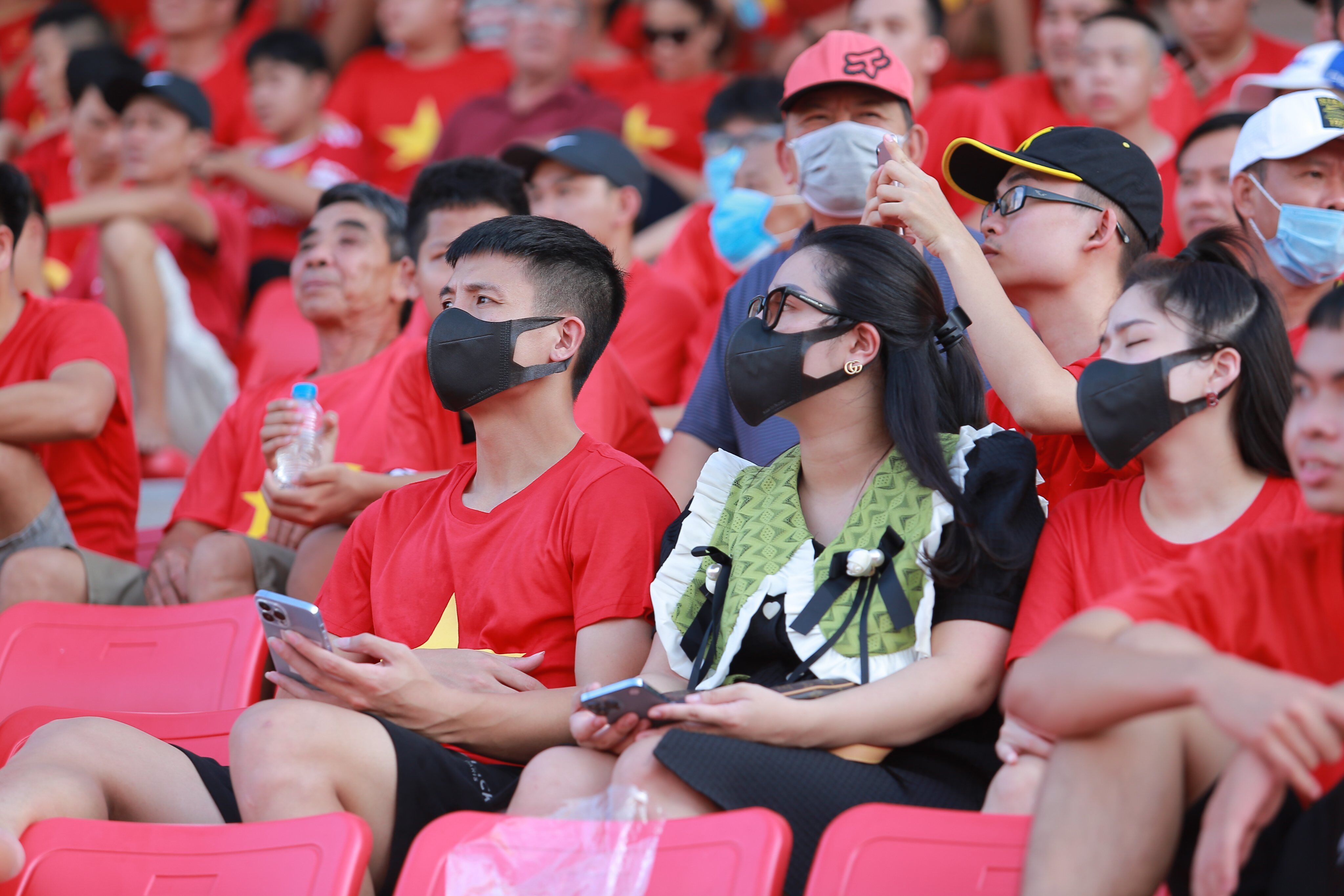 Trên khán đài, vợ chồng Bùi Tiến Dũng cũng có mặt cổ vũ cho Viettel FC