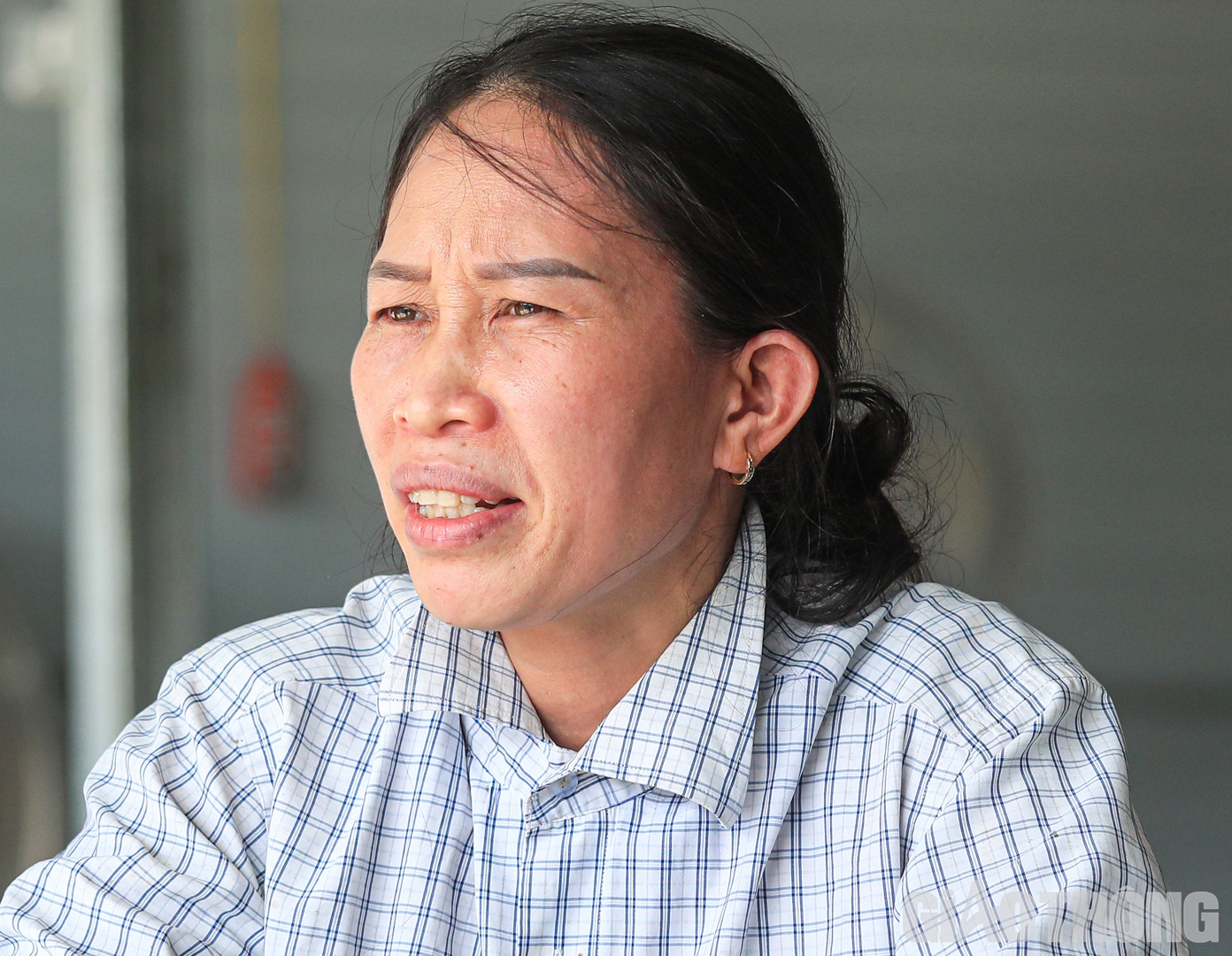 “Trước khi đến công trình, chồng đi lái máy thu nhập được 9 - 10 triệu đồng/tháng, tôi bán hàng ăn sáng đủ đồng ra đồng vào cho con cái ăn học và các vấn đề sinh hoạt của gia đình. Thế nhưng, từ tháng 4/2021, dịch Covid-19 ập tới, hàng ăn phải đóng cửa, thu nhập lái máy của chồng chưa được 3 triệu đồng/tháng. Đúng lúc ấy biết được tin Đèo Cả tuyển người làm công trình hầm, sẵn nghề hàng ăn mình xin vào làm cấp dưỡng, hai tháng sau đó (1/2022) rủ chồng cùng vào. Việc con cái lại nhờ ông bà nội đỡ đần”, chị Vinh kể.