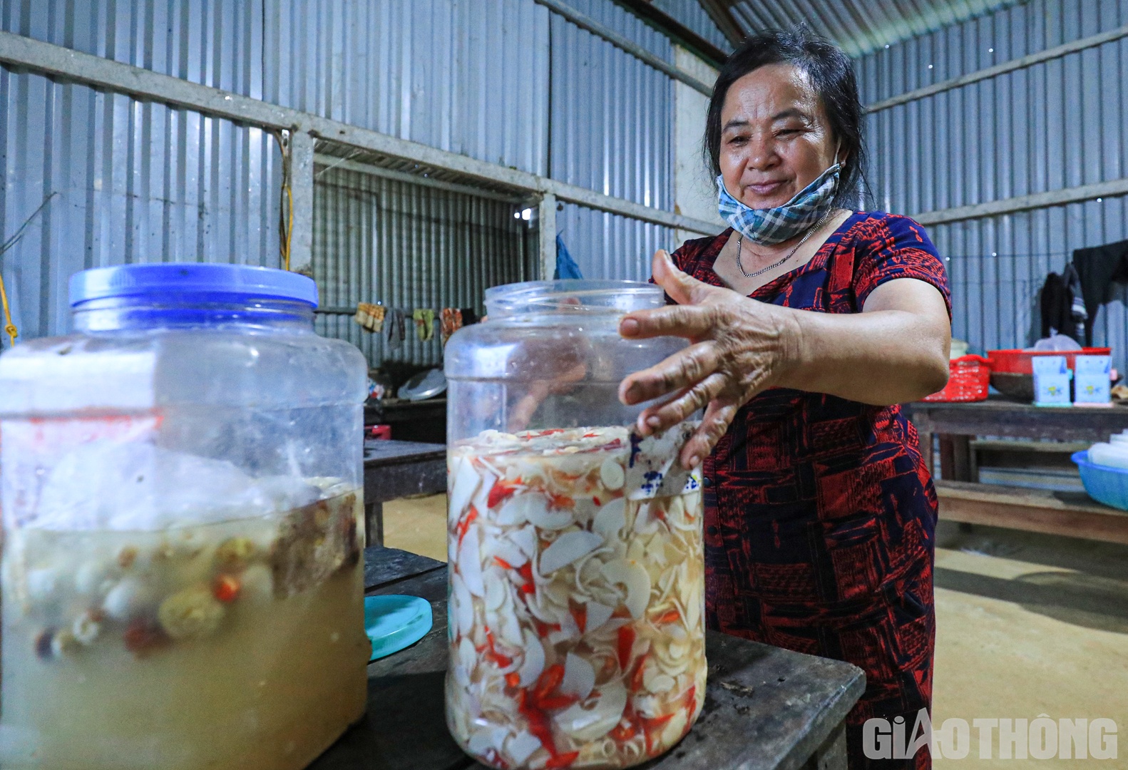 Nhắc tới chuyện gia đình, U Quyên nhẹ nhàng tâm sự: Bố mẹ và chồng mất cả rồi. Giờ chỉ có U và hai thằng con trai. Đứa lớn mở cửa hàng sửa chữa xe máy ở nhà. Con trai thứ hai lái xe cho Xuân Trường. “Cũng chưa có thằng nào lấy vợ nên U cũng chưa vướng bận cháu chắt, vẫn toàn tâm toàn ý cho cao tốc được. Lương tháng không cao, chỉ được hơn 5 triệu nhưng có nhiều niềm vui nhỏ chẳng thể kể hết bằng lời”, miệng nhoẻn cười, U Quyên nói.
