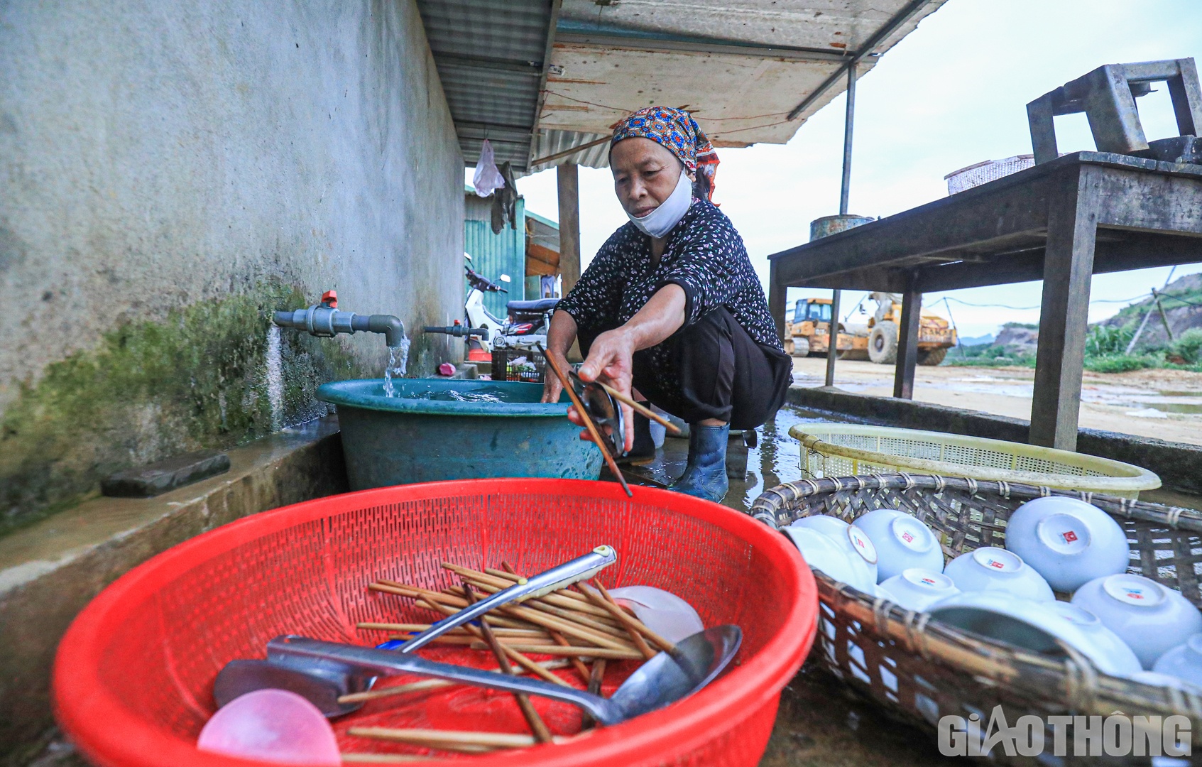 “Công nhân ăn xong lại quay về nhà ăn dọn dẹp bát đũa. Khoảng 8h, U Quyên sẽ cho gạo vào nấu cơm, mình lại quay ra nhặt rau. Trong khoảng 2 tiếng, đến 10h phải đảm bảo xong cơm lên khay để công nhân làm ca 11h kịp giờ ăn. Tất bật xong cơm bữa chính cho ca làm cuối cùng (19h), 23h mọi người đi làm về, dù chẳng yêu cầu, song, U vẫn dậy cắm ấm nước để họ pha mỳ ăn đêm”, U Mai tâm sự.