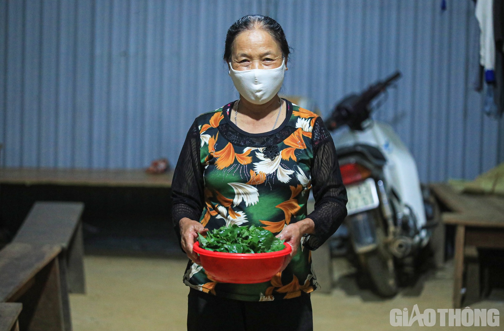 Cầm trên tay rổ rau tầm bóp vừa hái được gần khu lán trại, U Mai thổ lộ: “Biền biệt với công trường Bắc - Nam, mỗi năm chỉ về 1 - 2 lần. Xa nhà, xa con, xa gia đình, nhiều khi cũng buồn đến mất ngủ, song ở quê cứ bám vào mấy sào ruộng cũng chẳng được là bao, chăn bò, chăn bê cả năm cũng chỉ được hơn chục triệu/năm. Cái khó đó giúp U bền bỉ hơn với công trường”.