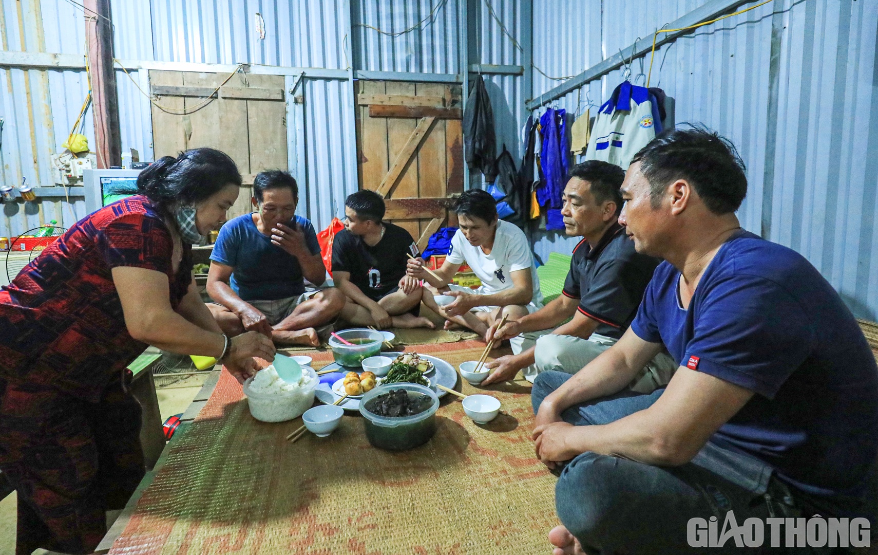 Với những nhóm kỹ sư, công nhân đông hơn, U Mai và U Quyên sẽ dọn theo mâm để mọi người quây quần rôm rả sau những giờ làm việc mệt nhọc.