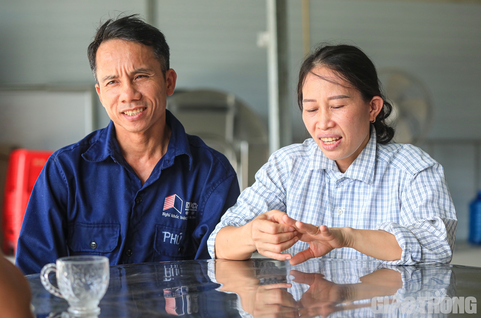 Tất bật cùng tổ cấp dưỡng phục vụ ăn uống cho cả trăm người nên dù nhà chỉ cách công trường có 2 km, cả tuần cũng chỉ xin chỉ huy công trường về thăm các con tranh thủ. 
"Môi trường này khó tránh khỏi áp lực nhưng mỗi ngày thức dậy hoặc đi trước giờ đi làm, hai vợ chồng ngồi với nhau ăn bữa cơm, mọi khó khăn đều tan biến và cũng tự hào khi được đóng góp một phần công sức vào công trình trọng điểm”, chị Vinh nói.