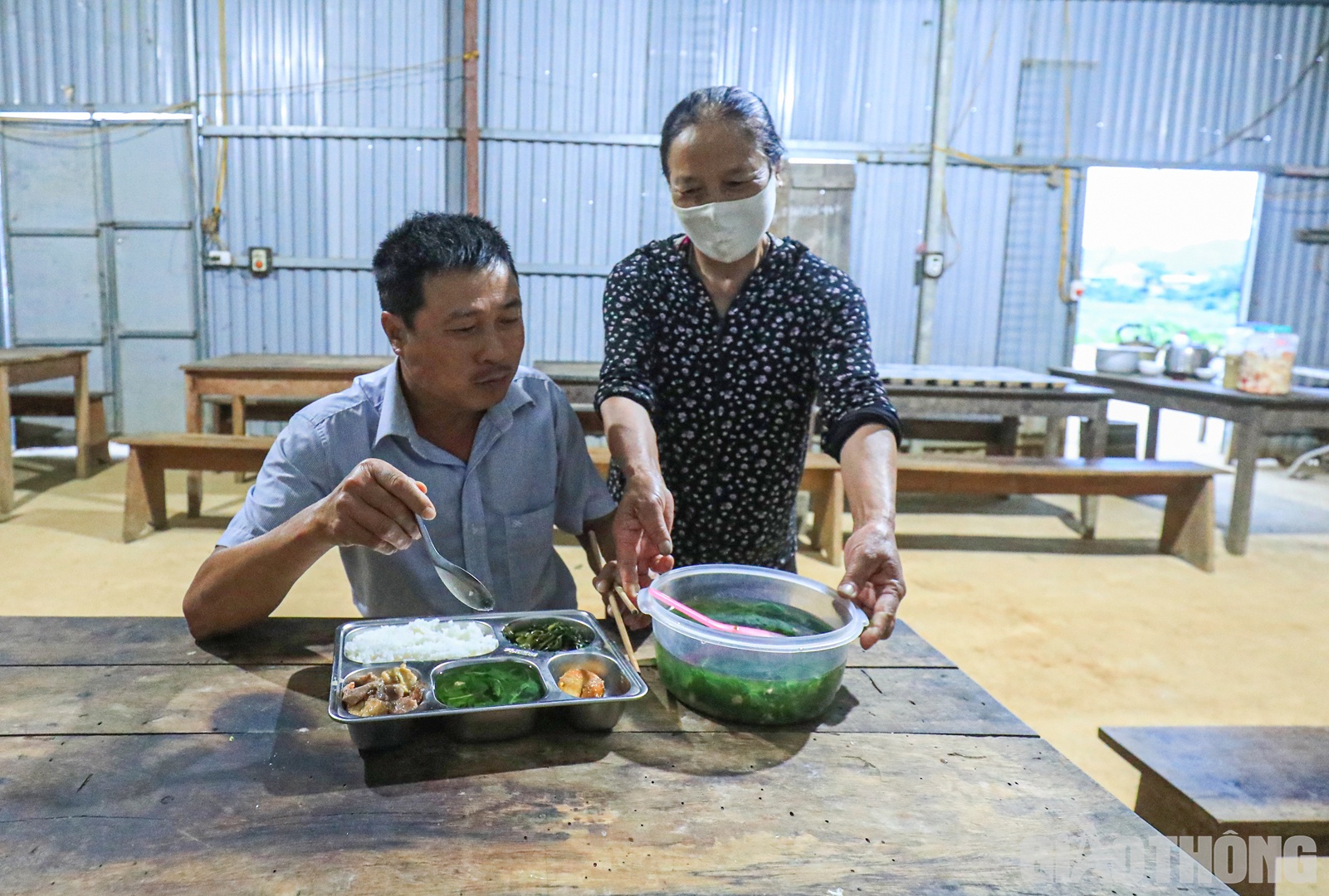 Việc tổ chức ăn uống tại lán trại cũng được “hai chị nuôi” sắp xếp linh hoạt. Đồ ăn sẽ được lên khay với những người làm ca về lẻ tẻ.