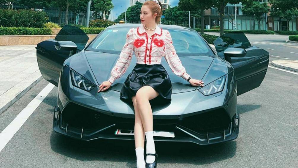 Lamborghini Huracan LP610-4 được người đẹp tậu vào dịp 8/3 vừa qua có màu xám