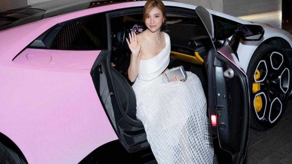 Siêu xe Lamborghini Huracan LP610-4 của Hạnh Sino mới đây xuất hiện nổi bật với hai gam màu trắng và hồng hoàn toàn khác với nguyên bản