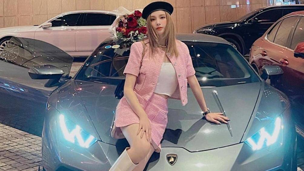 Bodykit trên Lamborghini Huracan mang đến cản va trước hầm hố hơn với cánh lướt gió mới có các thanh nan bám chặt vào cản