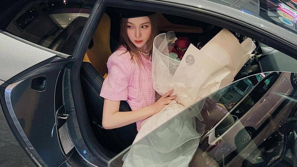 Bên hông xe được trang bị thêm nẹp sườn mới, đồng thời cánh gió đuôi phía sau cũng được người đẹp tháo bỏ