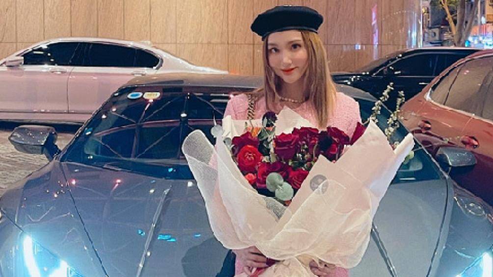 Ở Việt Nam, siêu xe này được rao bán với giá 12,5 tỷ đồng, nhưng người đẹp đã độ thêm nhiều chi tiết khác khiến giá xe được cho là đã tăng lên 18 tỷ đồng