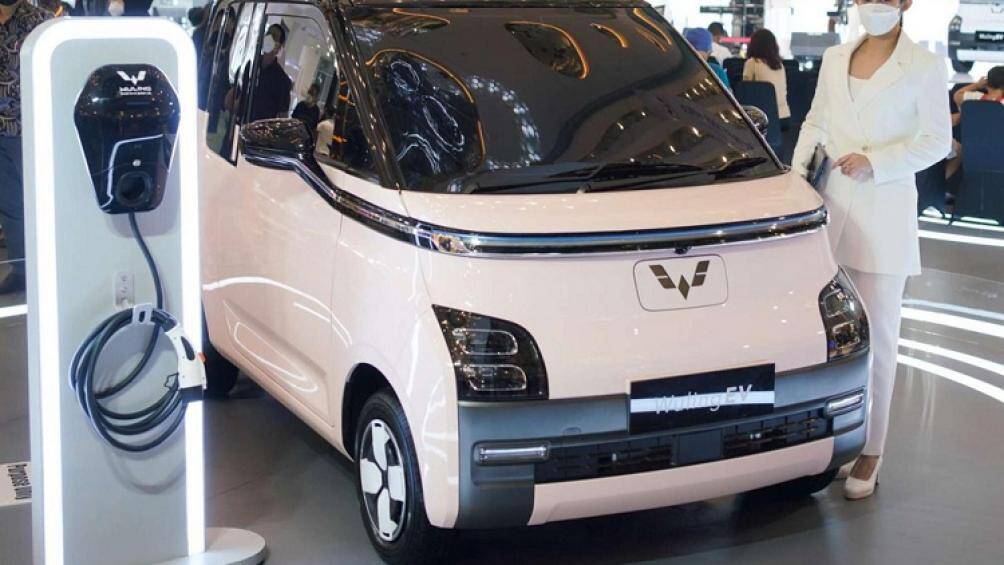 Điểm nhấn của xe là dải đèn LED định vị ban ngày vắt ngang đầu xe. Bao quanh dải đèn này là nẹp mạ crôm kéo dài đến tận ốp gương ngoại thất