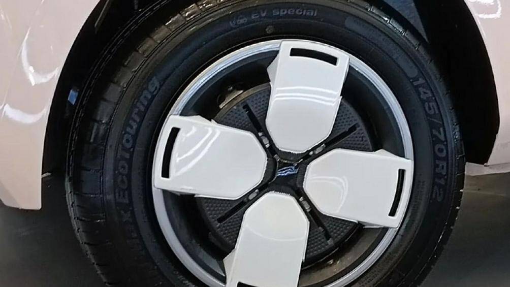 Bên sườn, mẫu xe này chỉ có 2 cửa đồng thời được trang bị bộ vành có đường kính 12 inch, nằm trong lốp 145/70 R12 và đi kèm chụp la-zăng màu đen - trắng